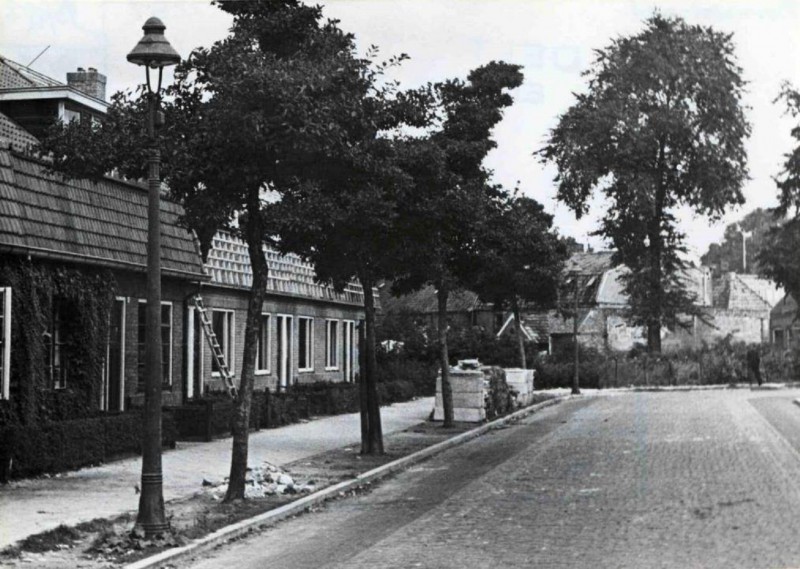 Borneostraat 79 richting Beltstraat met woningen van woningbouwvereninging Ons Huis. 1944.jpg
