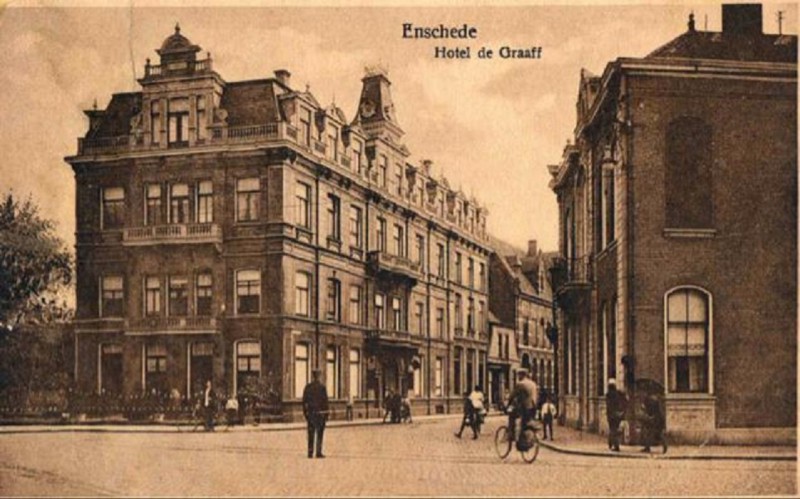 Haaksbergerstraat 1 Hotel De Graaff rechts hoek Brammelerstraat pand Baurichter politie.jpg