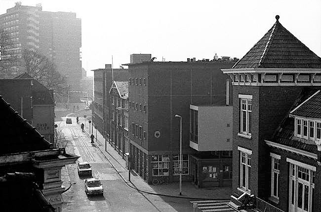 Haaksbergerstraat 36-40 Rechts de textielfabriek De Nijverheid op de hoek van de Nijverheidstraat,.jpg