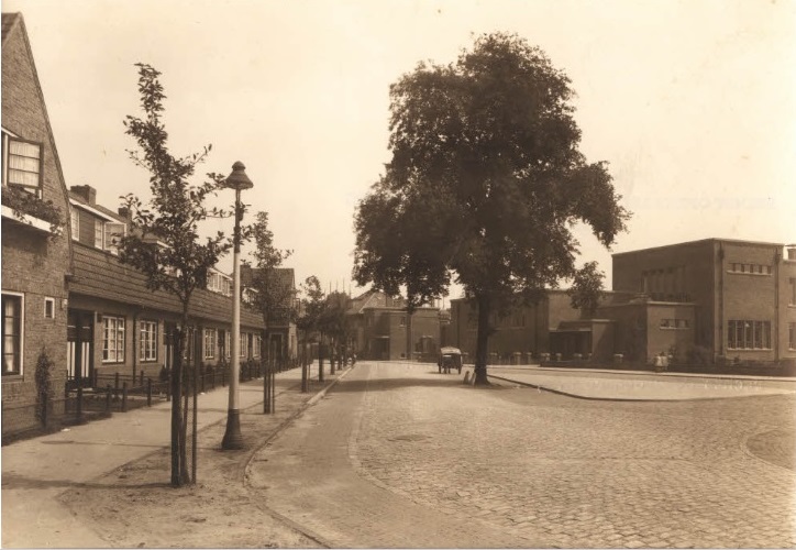 Borneostraat met o.m. Hogere Handelsschool later H.B.S..jpg