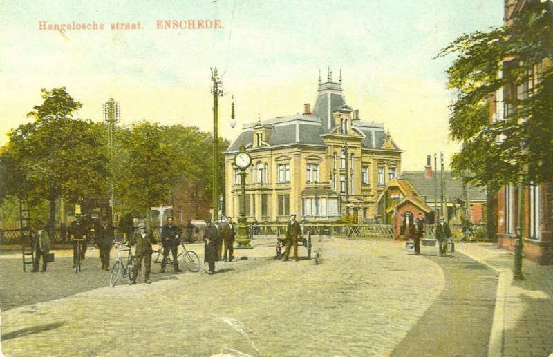 Molenstraat 1 hoek Hengelosestraat  spoorwegovergang villa Kleiboer 1908.jpg