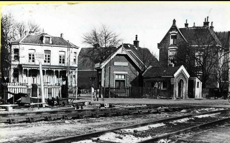 Molenstraat 3 hoek Hengelosestraat-Parkweg (Statiionsplein) spoorwegovergang villa stroink later hotel Twenthe.jpg