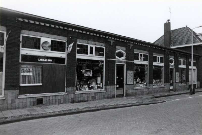 Lipperkerkstraat 244 en 246 Ijssalon H. Post en Geschenken Centrum 13-9-1964.jpg