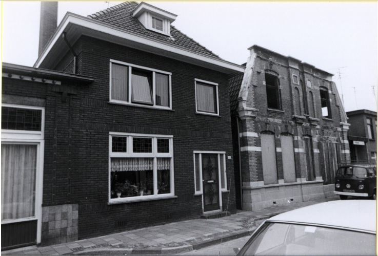 Lipperkerkstraat 242 woonhuis en ernaast afbraakpand behorend bij pension 13-9-1984.jpg