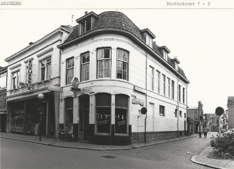Marktstraat 7,9 IJssalon Talamini op de hoek met de Walstraat, daarnaast Gijs konfektie 1980.jpg