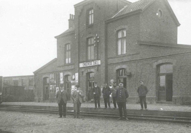 Zuiderspoorstraat Station Enschede Zuid met personeel. Buijtenhuis, G. 1934.jpg