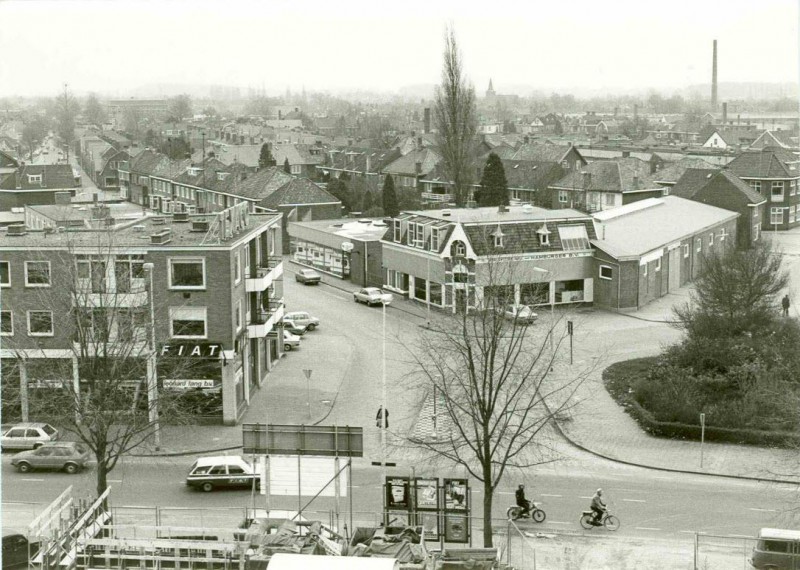 Wooldriksweg 221 vroeger stationskoffiehuis hoek Zuiderspoorstraat, met garagebedrijf Lang en Fa. Hamburger okt. 1979.jpg