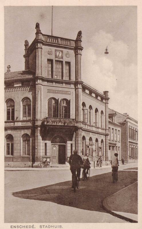 Langestraat 38 oud stadhuis Boven het balkon, Legebus Justitiaeque aan de wetten en het recht. ca 1925..jpg