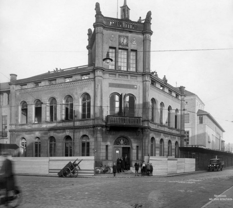 Langestraat 38 oude stadhuis met daarachter nieuwe stadhuis.jpg