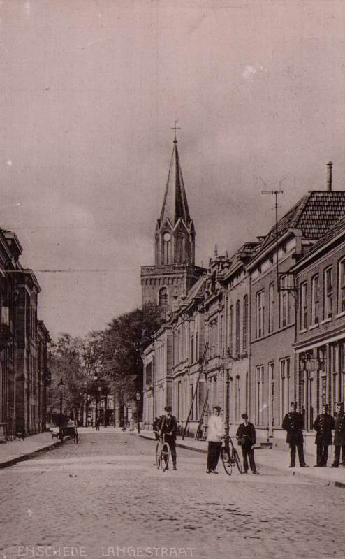 Langestraat richting Markt. Rechts het politiebureau. 1907.jpg
