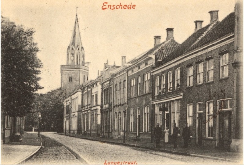 Langestraat 38-62 Vanaf oude stadhuis in de richting van de Markt, met rechts het politiebureau en achteraan de Grote Kerk 1900.jpg