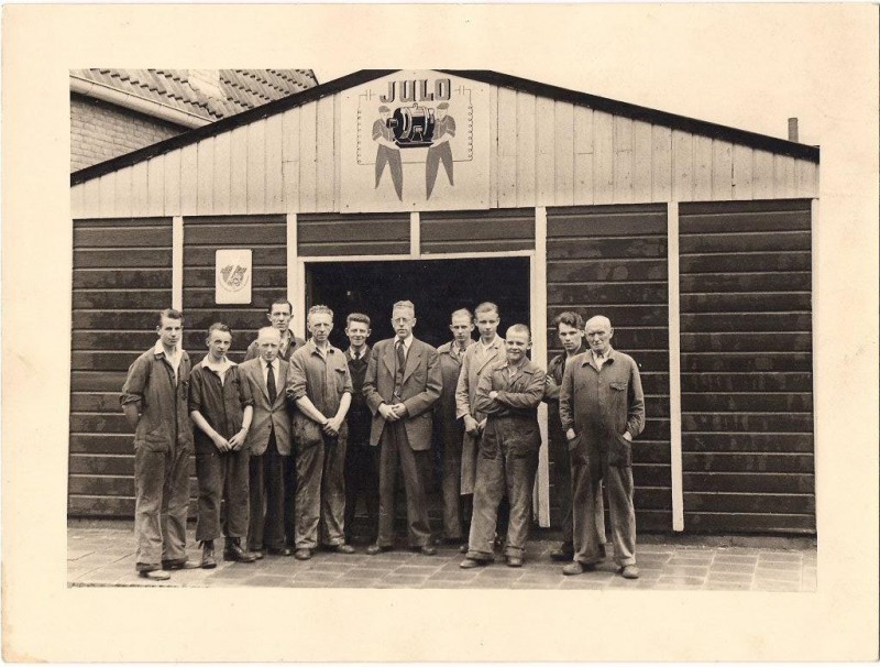 Waldeckstraat Pyrmontstraat 19 Julo midden jaren 50 met medewerkers.jpg