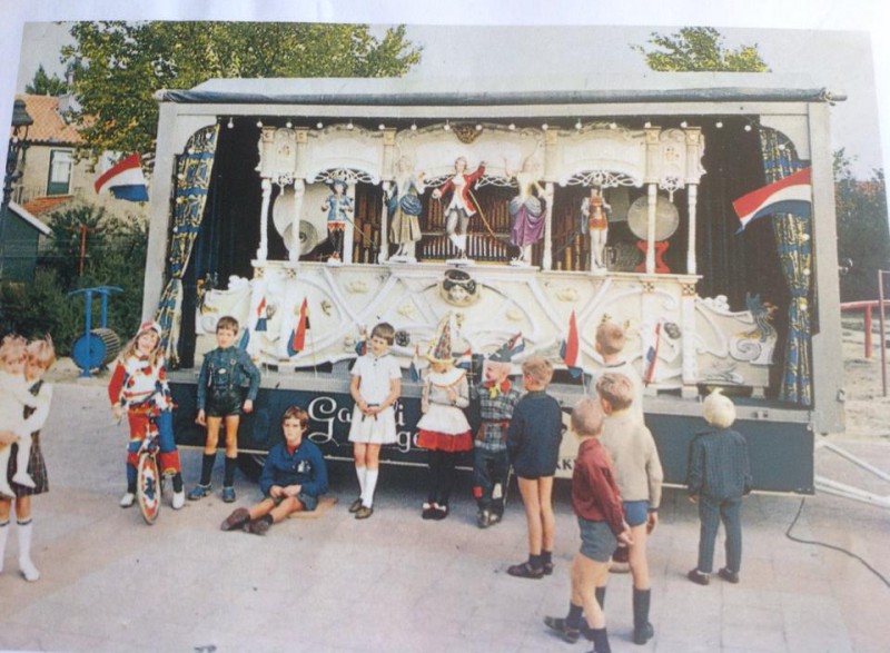 Plataanstraat speeltuin het stad-draaiorgel de Tukker is gebouwd 1895 en is een Gavioli orgel, is ondergebracht Stichting Stadsorgel.jpg