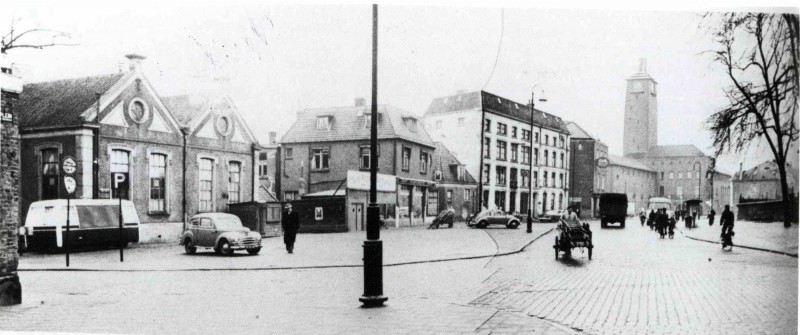 Windbrugplein 12 nu van Loenshof 12 richting stadhuis.Pakhuis Jannink. Bloemendaalschool 1950.jpg