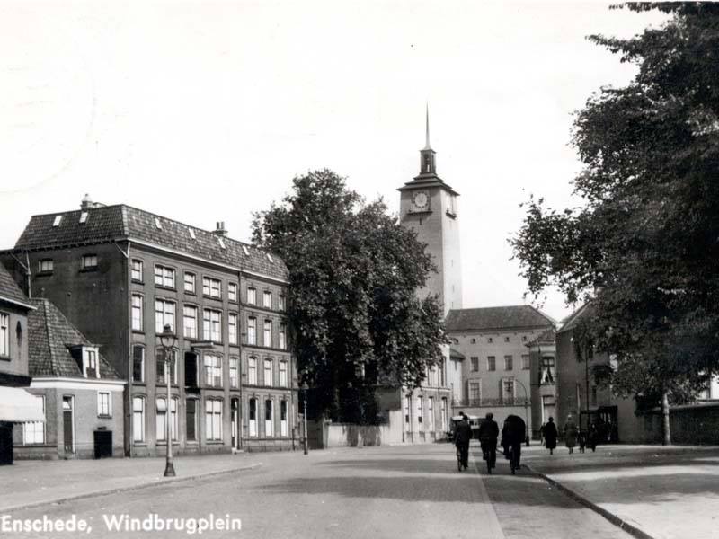Windbrugplein 12 Van Loenshof met het pakhuis van Jannink waarin later een rijwielstalling 1937.jpg