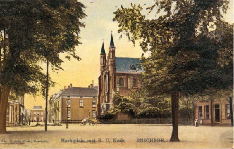 Markt 1 Langestraat met rechts de oude R.K. Jacobuskerk 1905.jpg