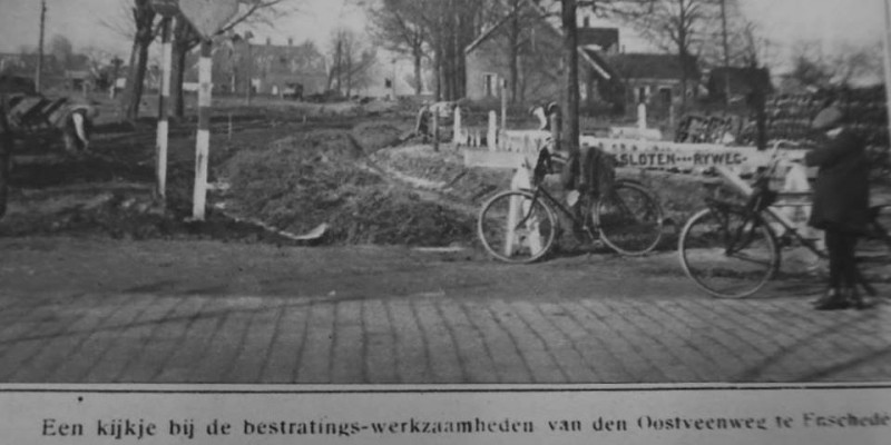Oostveenweg bestratingswerkzaamheden 1928.jpg