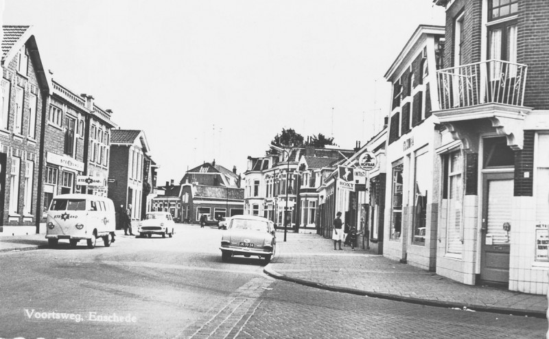 Voortsweg 23-31 ter hoogte van de Schurinksweg richting Oldenzaalsestraat 1963.jpeg
