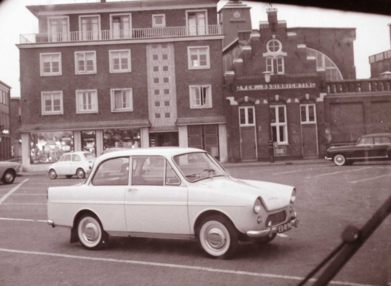 H.J. van Heekplein  met badhuis zwembad Van Heek.jpg