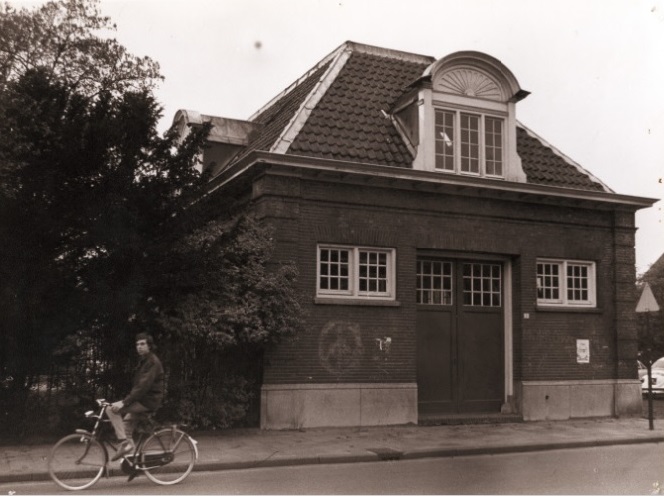 Piet Heinstraat 3 Voormalige koetshuis bij villa, naast school Enschedese Scholenvereniging (E.S.V.) 1972.jpg