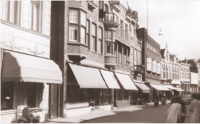 Hengelosestraat 22-24 winkels en woningen. 1967.jpg