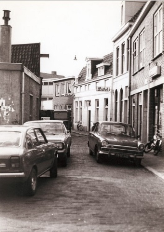 Stadsgravenstraat 13-15 Voorbij Bolwerkstraat richting Marktstraat, rechts café de Valk 1972.jpg