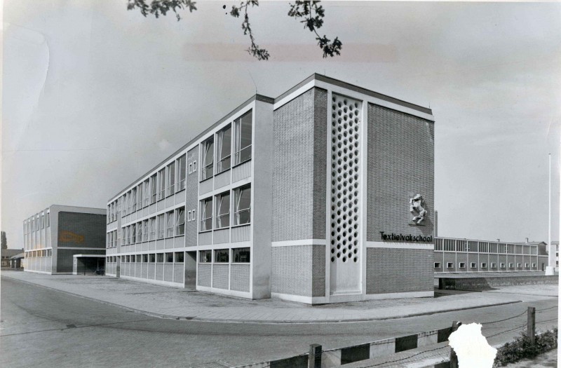 Hengelosestraat 381 textielvakschool later ROC met kunstwerk Steigerend Paard.jpg