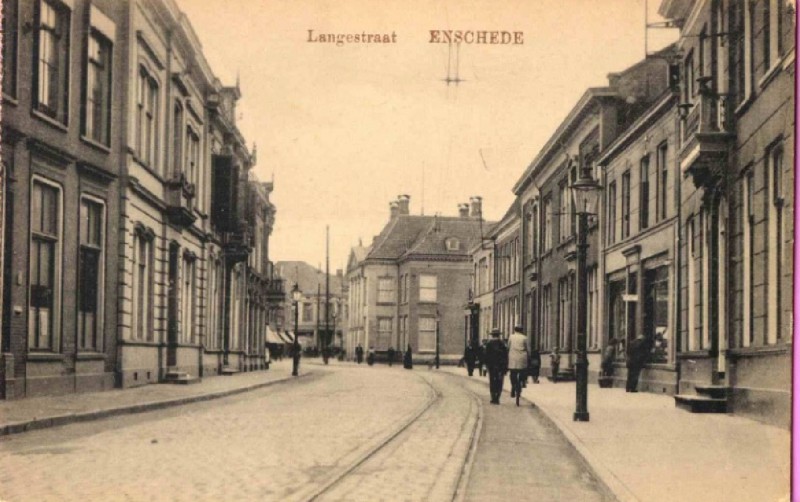 Langestraat 17-19 rechts richting Gronausestraat, met tramlijn en in het midden nr. 9 het Blijdensteinhuis 1920.jpg