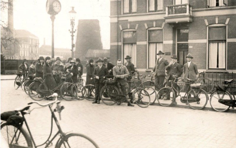 Oldenzaalsestraat 107 hoek Molenstraat, op achtergrond de koeltoren van textielfabriek Van Heek & Co 1927. straatklok.jpg