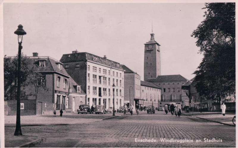 Windbrugplein 12 pakhuis Jannink en stadhuis.jpg