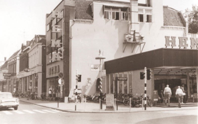 De Klomp 8 Voorzijde winkel HEMA op de hoek van De Klomp en de Kalanderstraat, met uitzicht op andere winkels aan De Klomp (o.a. Witkam) 1967.jpg