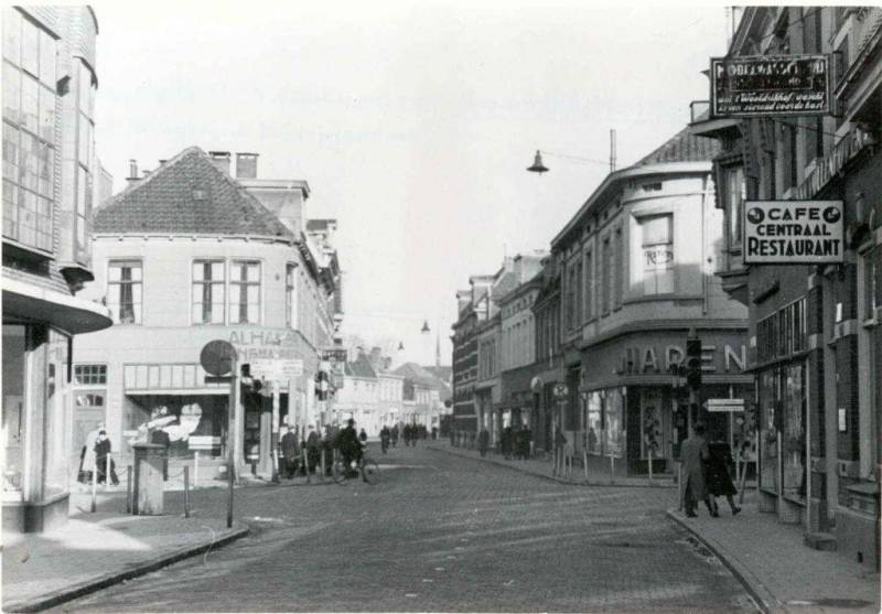 Kalanderstraat 9 cafe Centraal Kruispunt met links de Langestraat rechts de Gronausestraat (De Klomp) rechtdoor toen de Oldenzaalsestraat nu De Heurne..jpg