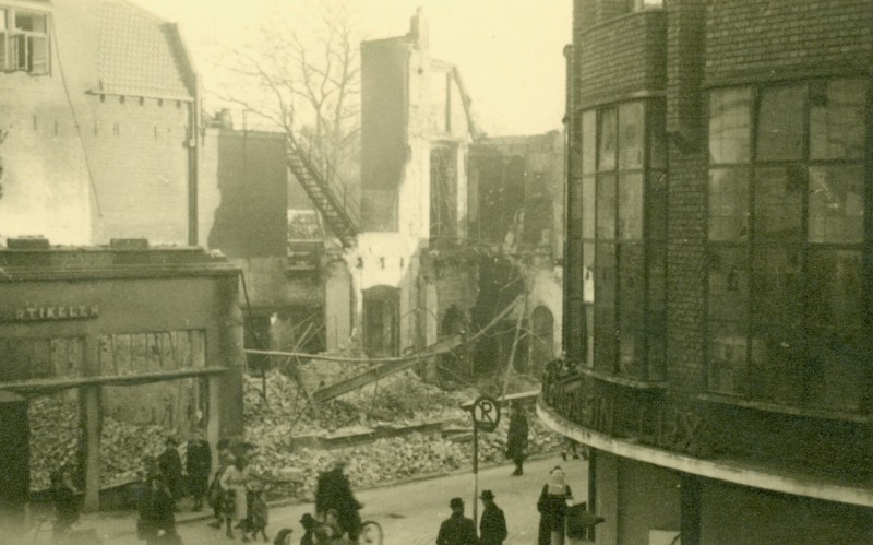 Kalanderstraat 1 hoek De Klomp Langestraat, de verwoesting in de binnenstad na het bombardement van 22 februari 1944.jpg
