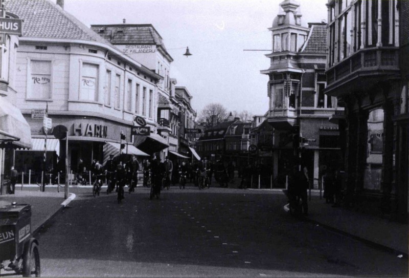 Gronausestraat 1 Kruispunt De Klomp links Van Haren schoenen en restaurant De Kalanderij en rechts Magasin de Paris 1944.jpg