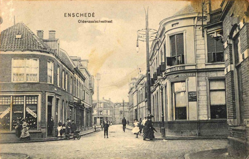 Oldenzaalsestraat 2 e.v. Ter hoogte van de kruising met de Gronausestraat, Langestraat 1903.jpg