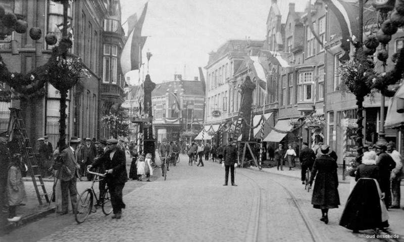 Langestraat vanuit Gronausestraat  link Kalanderstraat  rechts Oldenzaalsestraat versieringen worden aangebracht ivm bezoek Koningin Wilhelmina en Prins Hendrik 1907.jpg
