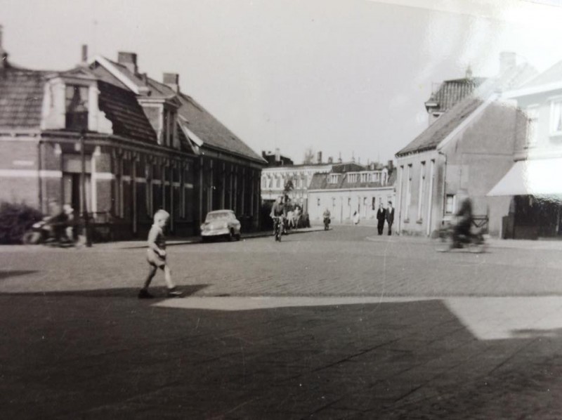 Veenstraat 129-135 met rechts de sigaretten zaak van Gollenbeek.jpg