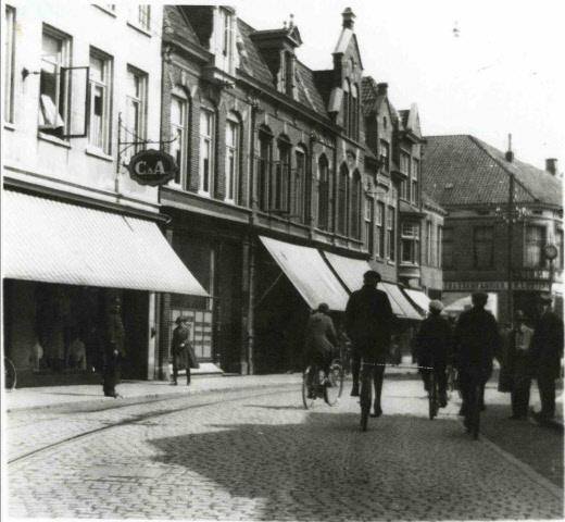 Langestraat 12 t.h.v. de Haverstraat vanaf C&A richting kruispunt De Klomp. Bij de klomp de Matrassenfabriek 1930.jpg