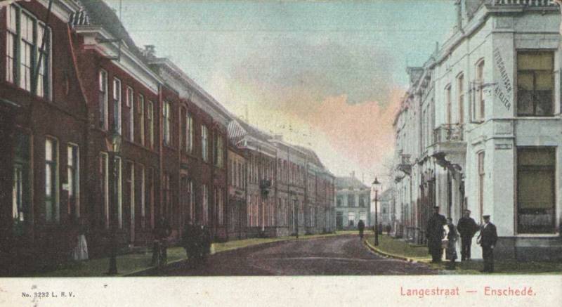 Langestraat 24 e.v. Rechts (hoek Hofstraat) Fotografisch Atelier Goudsmit. Alles rechts is nu Stadhuis..jpg