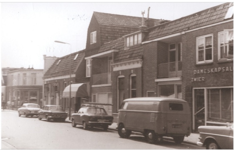 Lipperkerkstraat 127-129 woningen en kapper Zwier 1967.jpg