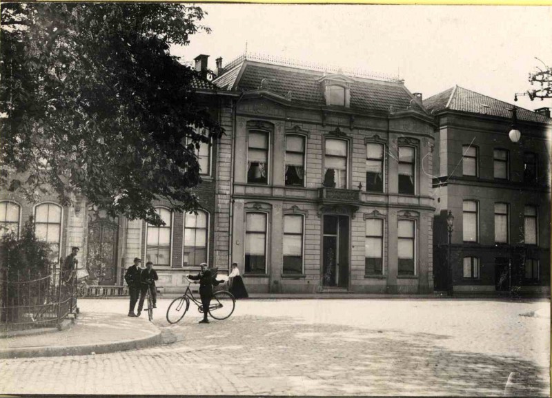 Haaksbergerstraat 2 midden van Helmich van Heek Hzn. werd in 1907 tbv de aanleg van de Brammelerstraat afgebroken. 1907.jpg