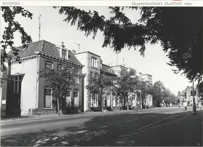 Ripperdastraat 21-29 Zicht in de richting van de De Ruiterlaan, met op de achtergrond het vm. burgemeestershuis. 22-5-1980.jpg