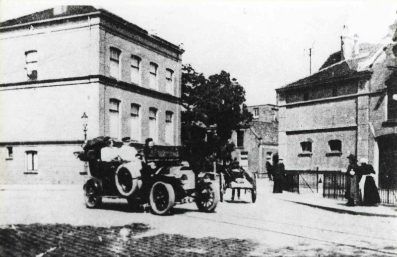 Hengelosestraat 7 links villa ter Kuile Kruispunt de Graaff. rechts koetshuis Marktstraat 14. 1915.jpg