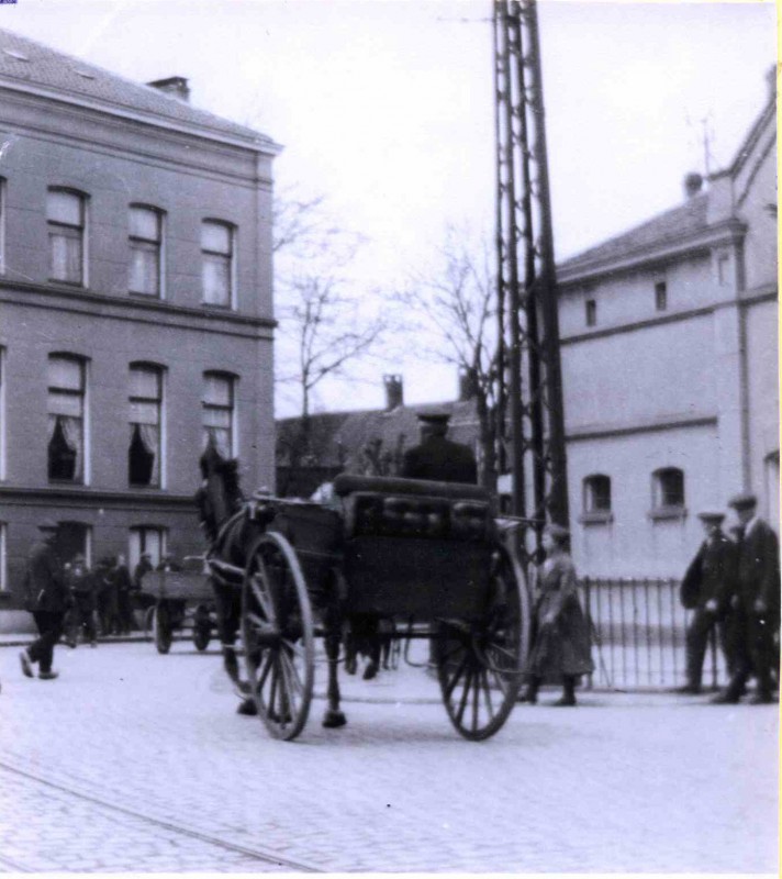 hengelosestraat 7 links villa ter Kuile kruispunt de Graaff Straatbeeld met rijtuig naast de tramrails. rechts koetshuis  1935.jpg