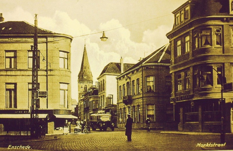 Marktstraat 12 Gebr. Rekers kruispunt de Graaff. pand gesloopt 1942.JPG