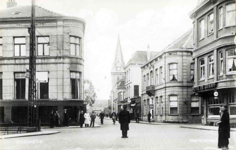 Marktstraat 12 links huis Lasonder thv kruispunt De Graaff richting Markt politie 1930.jpg