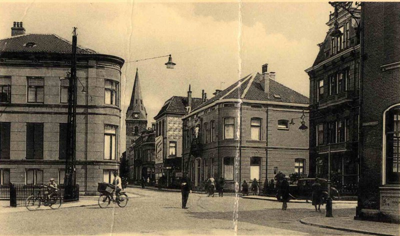 Marktstraat 12 links huis Lasonder Kruispunt De Graaff vanaf Brammelerstraat richting Markt, met rechts hotel de Graaff politie 1933.jpg