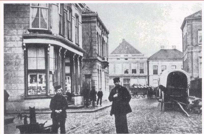 Marktstraat 13 links met balkon  huis Lasonder.1871 vroeger Langestraat gezien vanaf de Oude Markt.jpg
