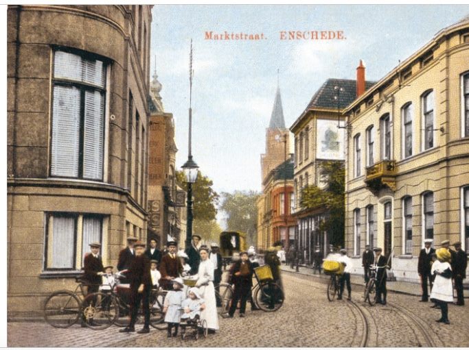 Markt 13 rechts met balkon villa van Fam. Lasonder. 1920.jpg