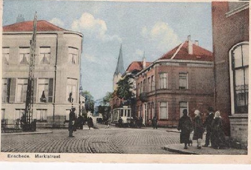 Marktstraat 13 rechts hoek Zuiderhagen vanaf kruispunt De Graaff richting markt met tram politie.jpg